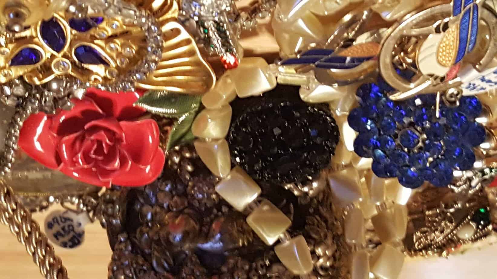 A mixed lot of fashion and costume jewelry
